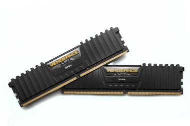 Carrara, İtalya - 12 Temmuz 2021 - Beyaz arka planda bir çift Corsair Vengeance LPX ddr ram