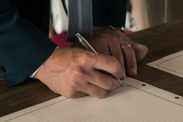 Brudgummen Undertecknar Äktenskapsintyget Slutet Ceremonin — Stockfoto