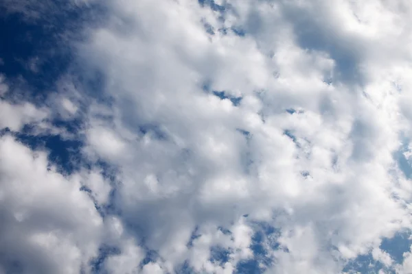 青空雲のクローズ アップ 海で日当たりの良い天気の良い — ストック写真