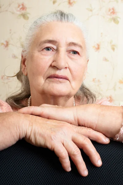 Portret van boos bejaarde vrouw. — Stockfoto