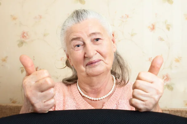 Retrato sonriente anciana . — Foto de Stock