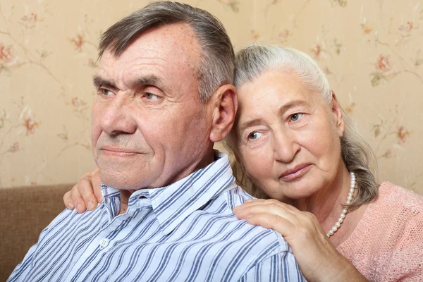 Feliz sonriente pareja de ancianos — Foto de Stock