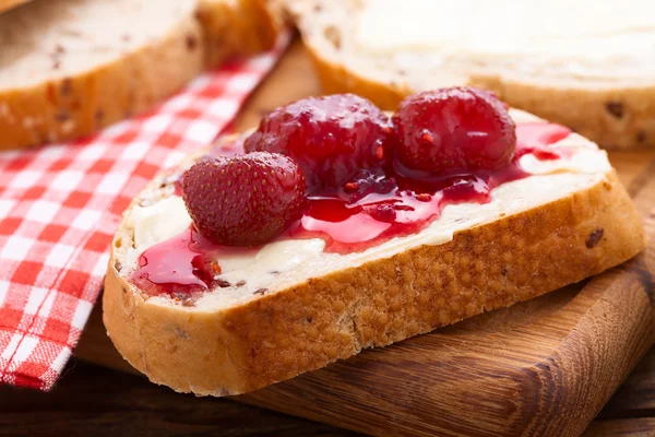 Colazione con marmellata di fragole — Foto Stock