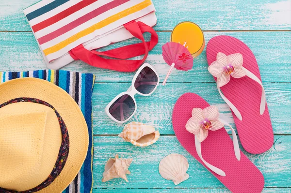 Fashion accessories on board near the pool — Stock Photo, Image