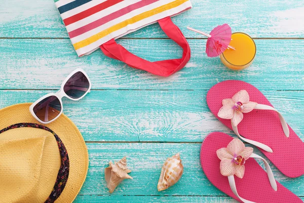 Accesorios de moda sobre fondo de madera —  Fotos de Stock