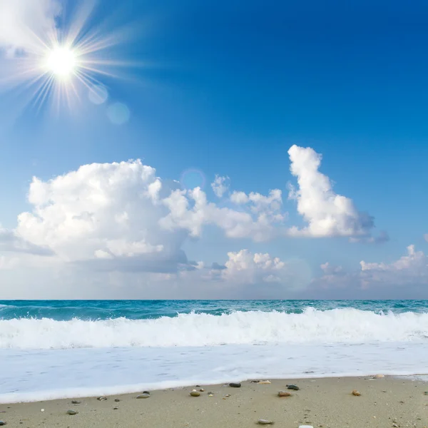 Sea beach pískové modrá obloha slunce — Stock fotografie