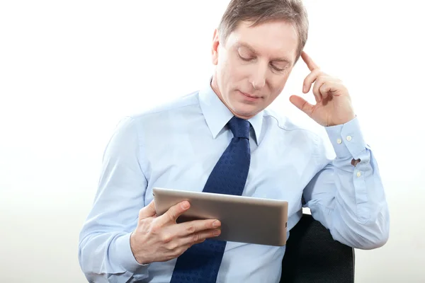 Hombre de negocios guapo trabajando — Foto de Stock