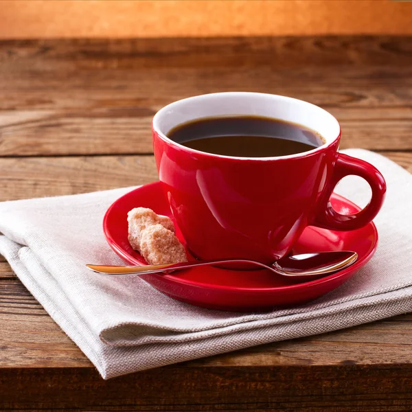 Kaffeetasse und Untertasse auf Tischdecke — Stockfoto