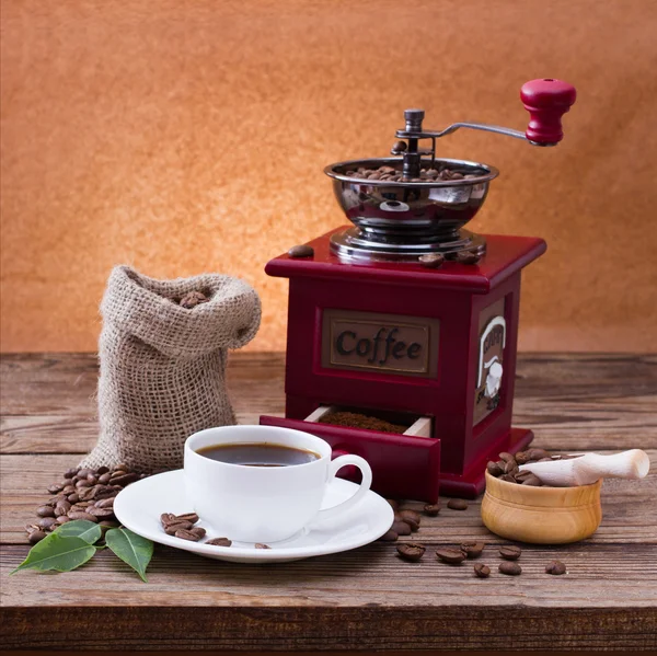 Kaffeetasse und Untertasse, Kaffeemühle — Stockfoto