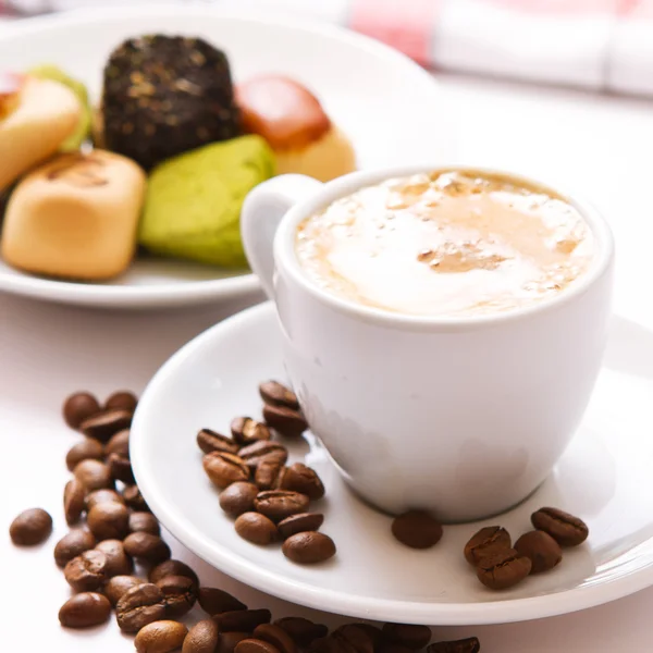 Tasse de café, bonbons et cubes de sucre de canne — Photo