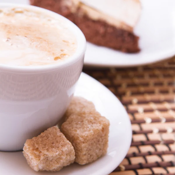 Šálek kávy, sladkostí a cukru kostek — Stock fotografie