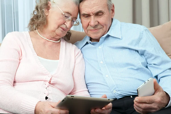 Äldre människor. Äldre par anläggning laptop — Stockfoto