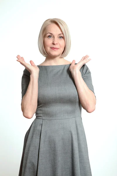 Lächelnde Geschäftsfrau mittleren Alters — Stockfoto