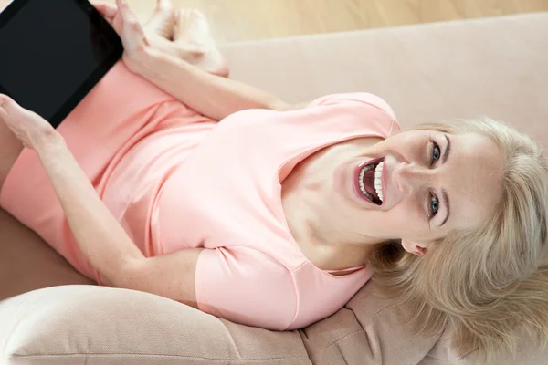 Sonriente hermosa mujer de mediana edad — Foto de Stock