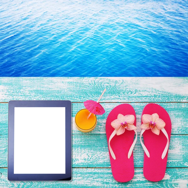 Sommer-Accessoires und Tablet — Stockfoto