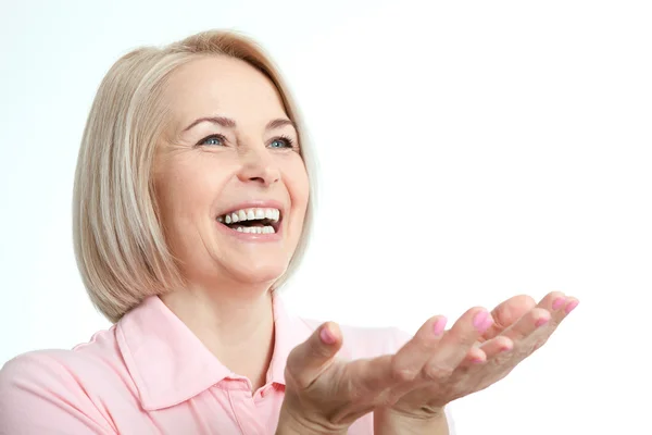 Amistosa mujer de mediana edad sonriente aislada sobre fondo blanco — Foto de Stock