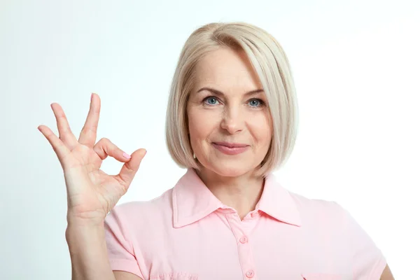 Glückliches Frauenporträt. Erfolg. isoliert über weißem Hintergrund. — Stockfoto