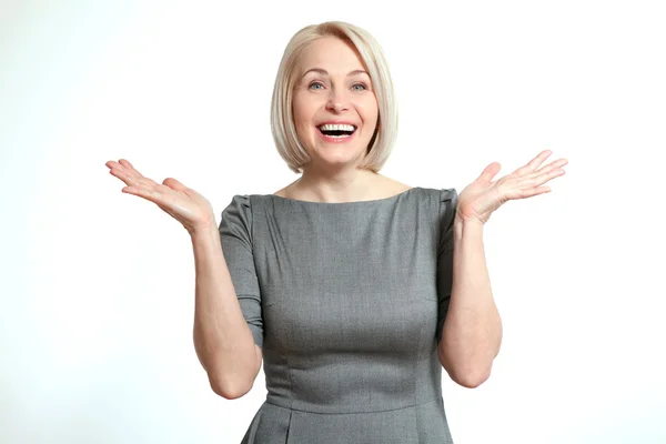 Vriendelijke glimlachende middelbare leeftijd zakenvrouw geïsoleerd op een witte achtergrond. Vrouw op zoek verrast — Stockfoto