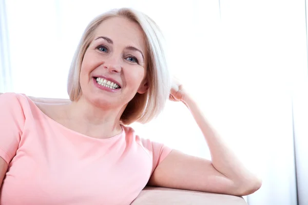 Woman smiling friendly — Stock Photo, Image