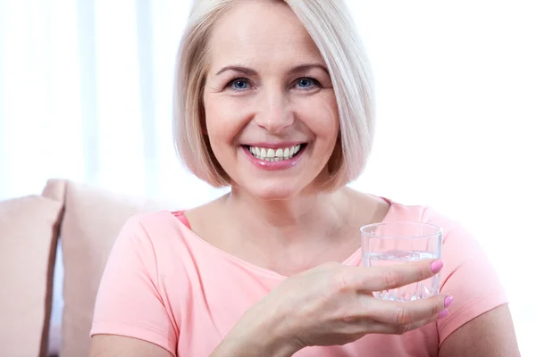 Portrait beautiful middle aged woman drinking water in the morning — Stock Photo, Image