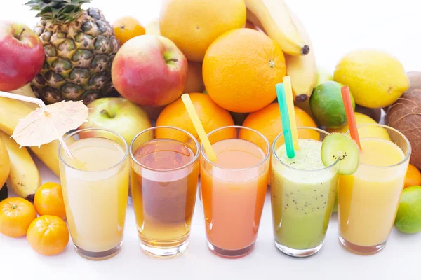 Obst-Smoothies, sommerliche kühle Getränke — Stockfoto