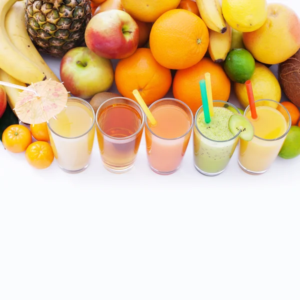 Smoothies de frutas, bebidas frescas de verão — Fotografia de Stock