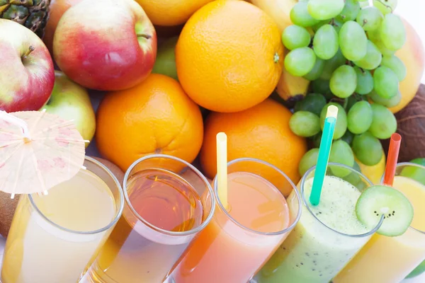 Smoothies de frutas, bebidas frescas de verão — Fotografia de Stock