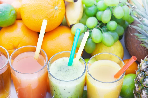 Obst-Smoothies, sommerliche kühle Getränke — Stockfoto