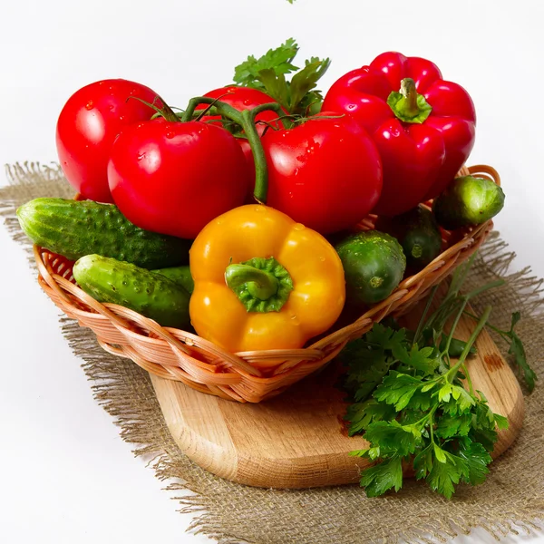 Tomates e pepinos no tabuleiro  . — Fotografia de Stock