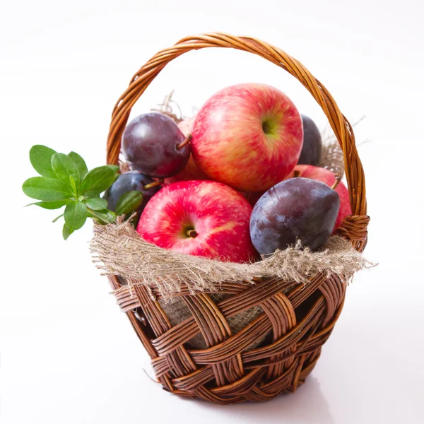 Mand met appels en pruimen — Stockfoto