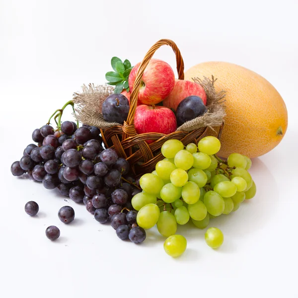 Košík s ovocem na bílém pozadí — Stock fotografie