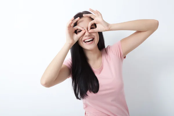 Skönhet kvinna med vitt perfekt leende tittar på kameran — Stockfoto