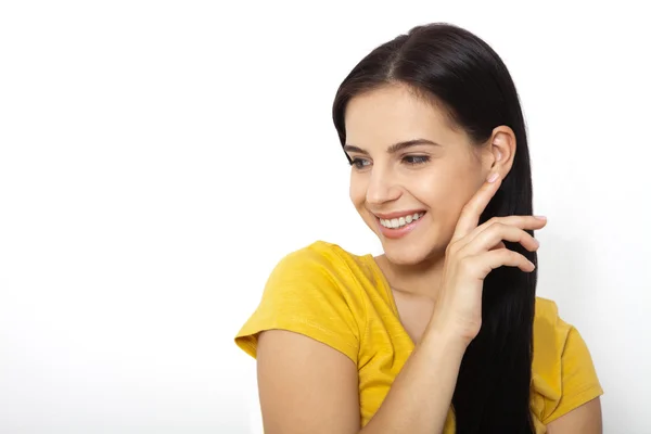 Close-up van candid portret van vrouw lachend tegen witte achtergrond — Stockfoto