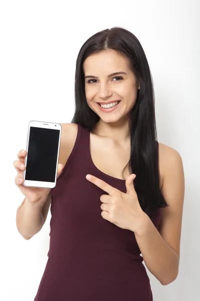 Frau hält das weiße Smartphone in der Hand. — Stockfoto
