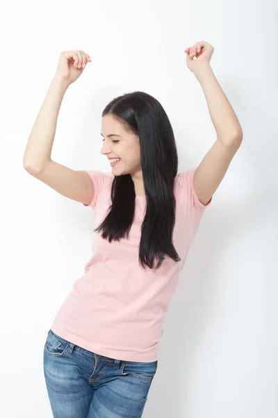 Portret van gelukkige jonge vrouw dansen op witte achtergrond — Stockfoto