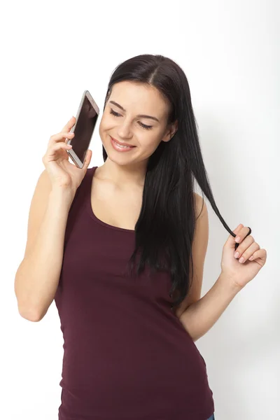 Mujer joven urbana hablando por teléfono inteligente en el estudio . —  Fotos de Stock