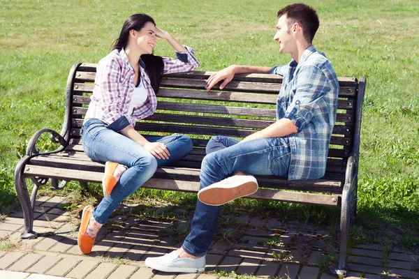 Paar entspannt auf Bank vor Skyline-Sommerzeit. — Stockfoto