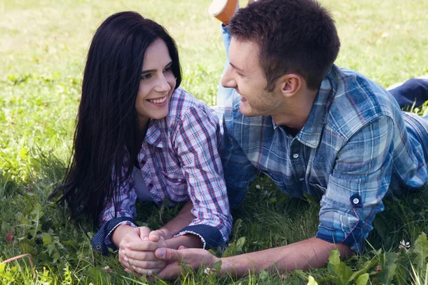 Retrato de jovem casal feliz olhando um para o outro. — Fotografia de Stock