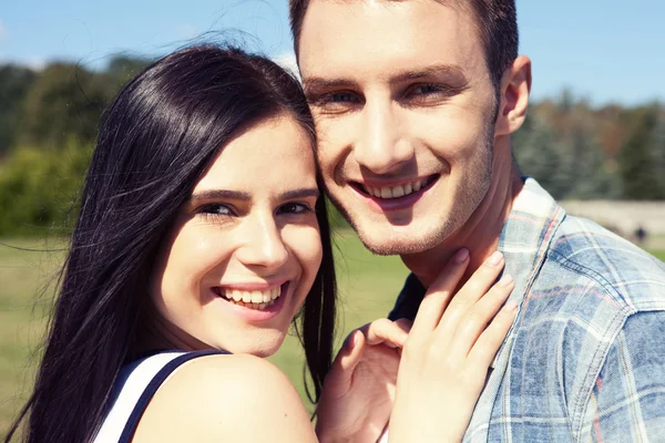 Retrato de casal feliz rindo da câmera — Fotografia de Stock