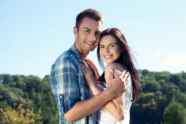 Porträtt av lyckliga par skrattar åt kameran — Stockfoto