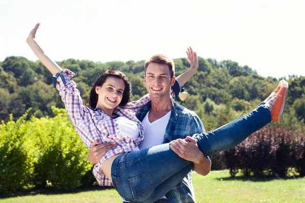 Vacaciones, vacaciones, amor y concepto de amistad - pareja sonriente — Foto de Stock