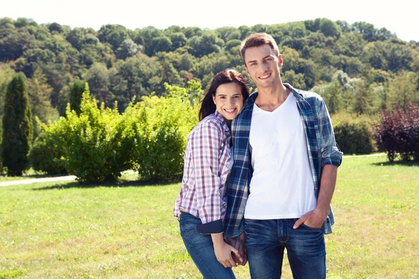 Retrato de pareja feliz riéndose de la cámara — Foto de Stock