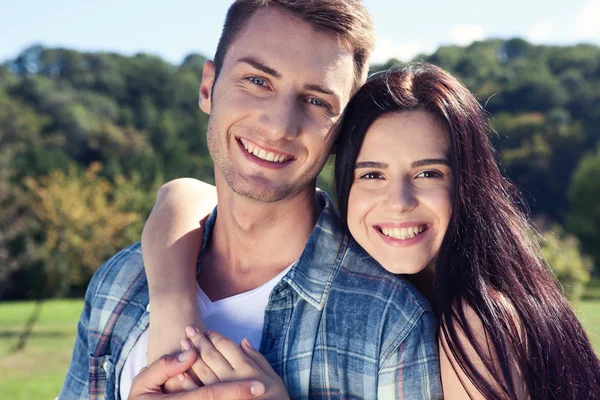 Porträt eines glücklichen Paares, das in die Kamera lacht — Stockfoto