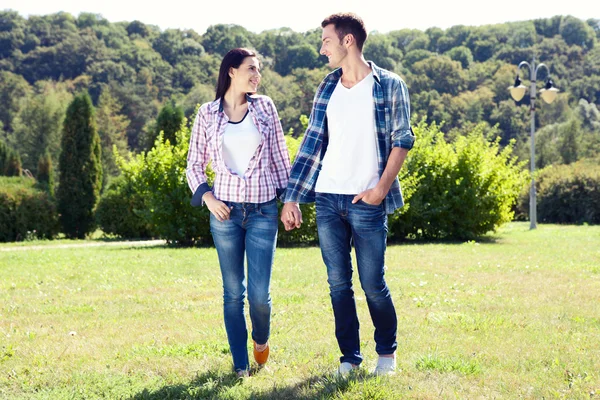 Férias, férias, amor e amizade conceito - casal sorridente — Fotografia de Stock