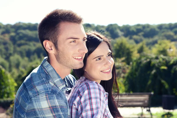 Urlaub, Urlaub, Liebe und Freundschaftskonzept - lächelndes Paar — Stockfoto
