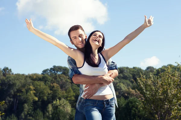 Vacaciones, vacaciones, amor y concepto de amistad - pareja sonriente — Foto de Stock