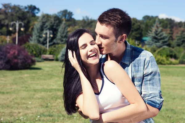 Retrato de pareja joven y feliz mirándose. —  Fotos de Stock