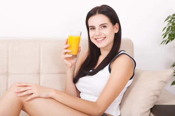 Woman drinking orange juice Beautiful mixed-race Asian, Caucasian model. — Stock Photo, Image