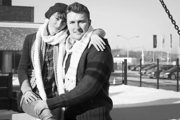 Genç çift kışın şehirde yürüyüş. siyah ve beyaz — Stok fotoğraf