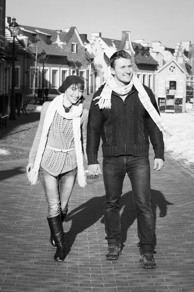 Casal jovem andando pela cidade no inverno. preto e branco — Fotografia de Stock